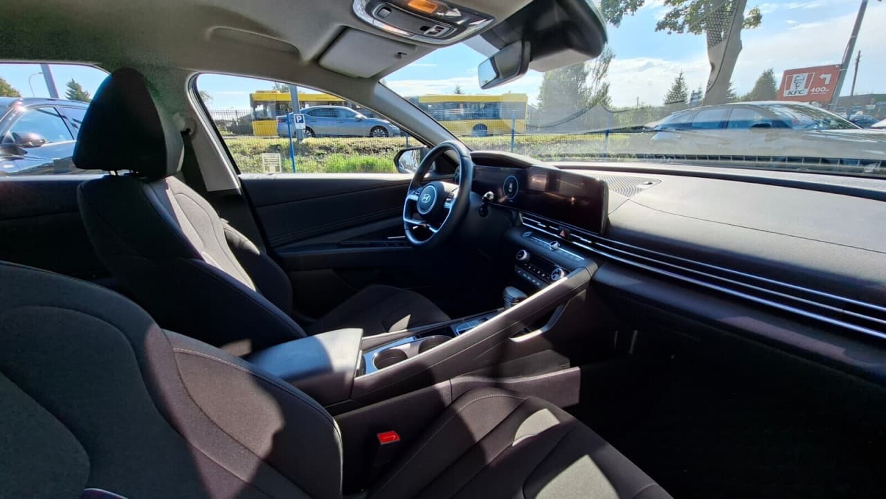 Hyundai Elantra - zdjęcie 13